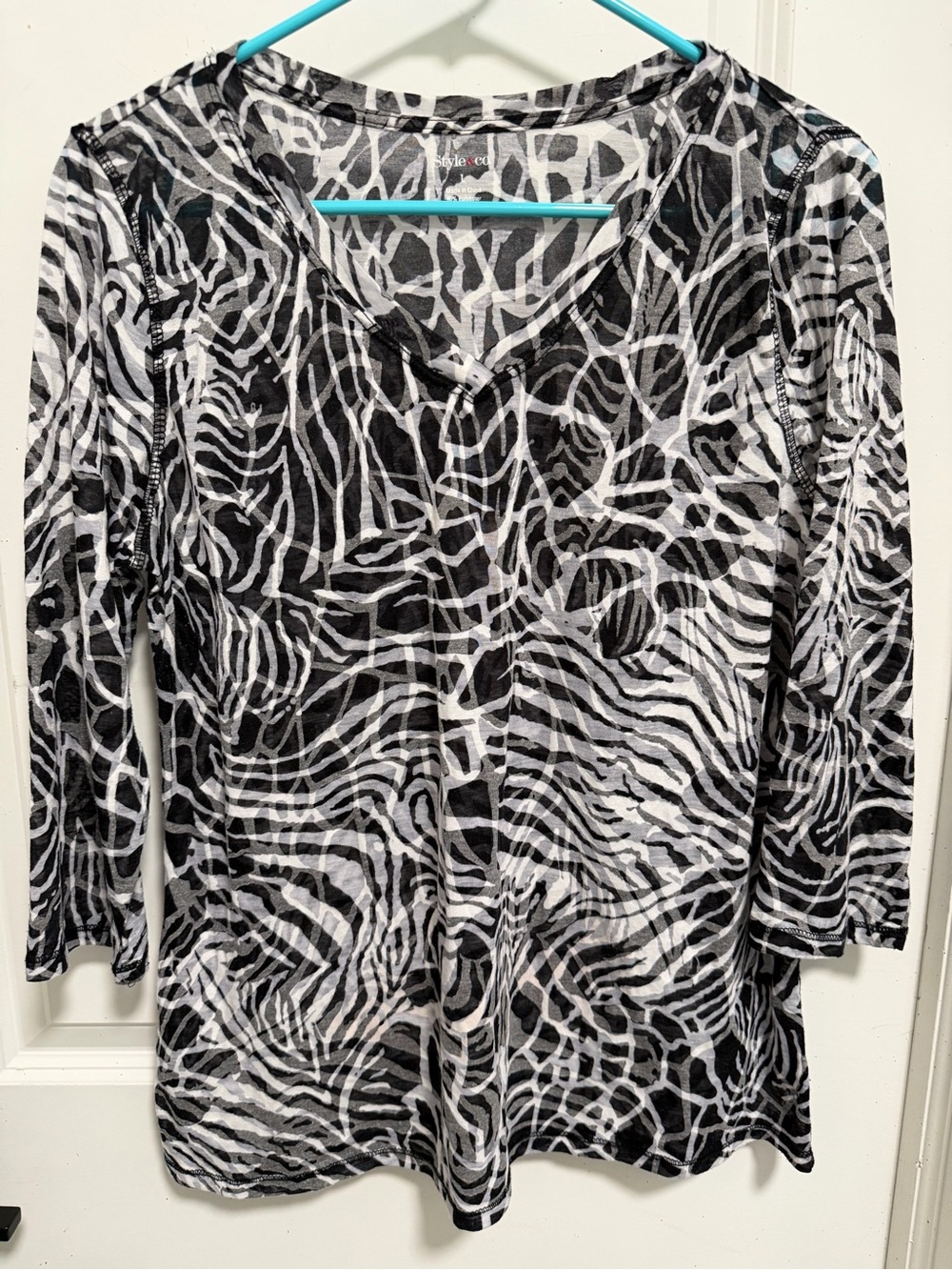 Style & Co. Black and White Abstract V-Neck 3/4 Sleeve Top